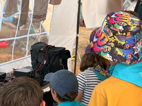Well done to the Scouts and Guides who came along to 3rd Farnborough’s POTA radio activation this evening.  They made contact with Norway, Portugal, Ireland, Spain, Italy, France amongst other countries.  22 contacts in total.  Bravo !